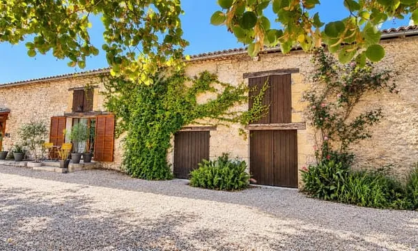 EXCLUSIVITE : AUTHENTIQUE ENSEMBLE IMMOBILIER SUR 5831 M² DE TERRAIN .