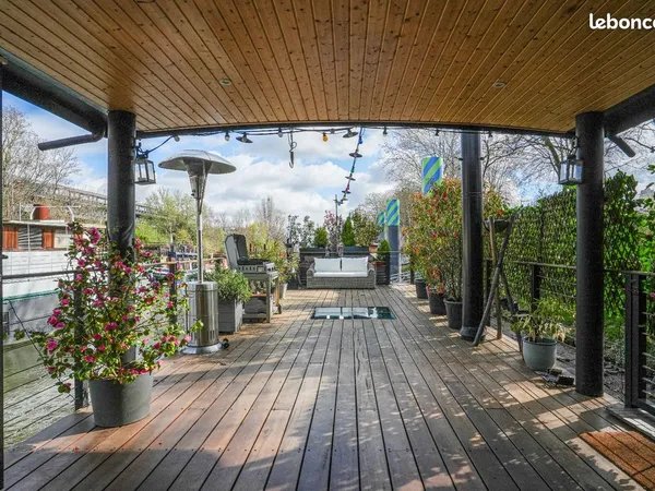 Péniche loft atypique à vendre