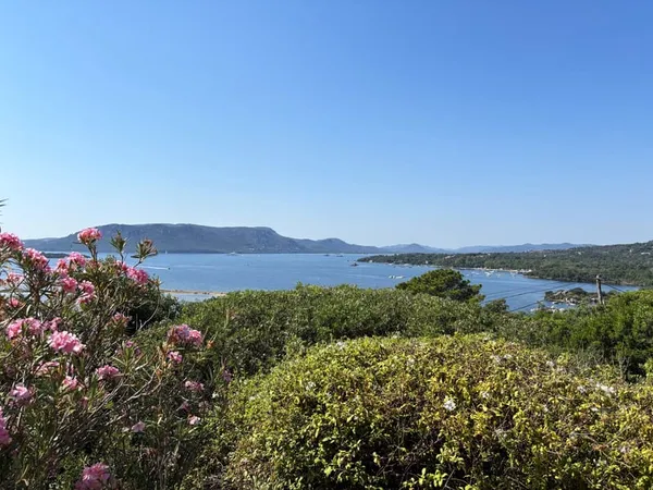 Villa avec vue mer panoramique édifiée sur un terrain de plu