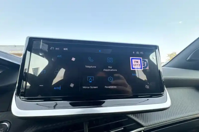 Peugeot 2008 hybrid 145 e-dcs6 — photo 17