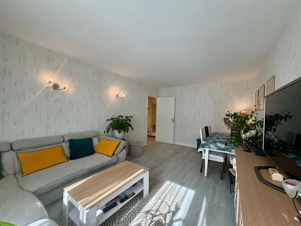 A vendre à Chilly-Mazarin, dans la résidence du Domaine du Château, un appartement 4 pièces 3 chambr
