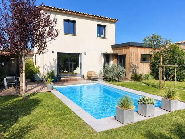 Villa récente de style contemporain avec piscine et jardin pays