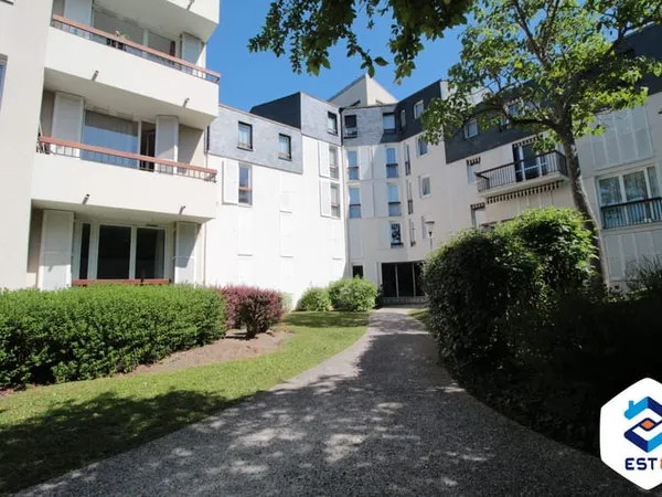 Appartement T3 rénové avec ascenseur, cave et parking - Comp
