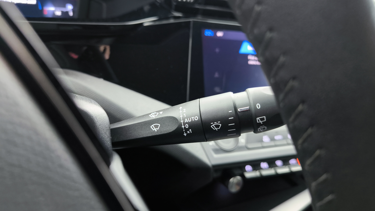 Peugeot 308 SW PHEV 180 e-EAT8 — photo 18