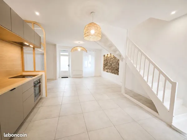 BORDS DE SEVRE / LE CHÊNE - Maison entièrement rénovée avec terrasse et cave (garage 2 roues)