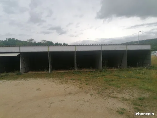 Garage 13 m2 proche centre-ville 55 euros charges comprises