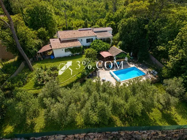 LE THORONET (83340) -- Villa piscine autonome en énergie, sur