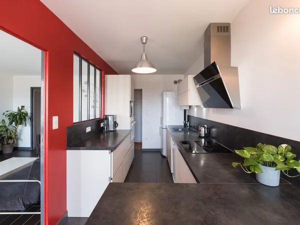 Chambre meublée dans T4 de 81m2 avec balcon