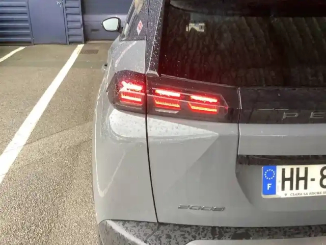Peugeot 2008 hybrid 145 e-dcs6 — photo 17