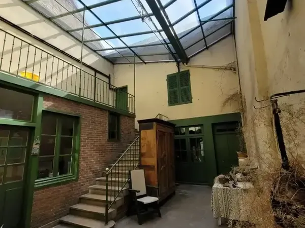 Vaste maison de ville à rénover