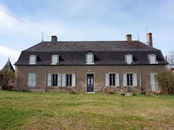 Château de 251 m2, 8 chambres et ses dépendances sur belle p