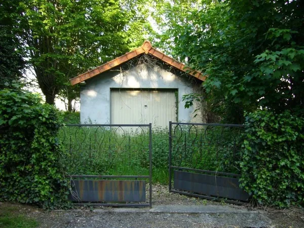Petit garage sur terrain centre ville