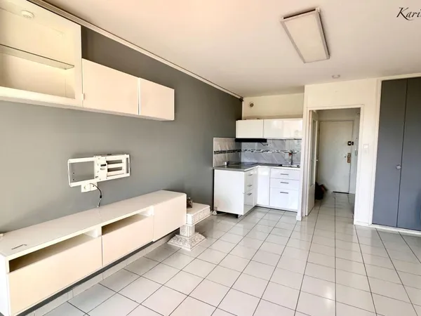 BANDOL - PROXIMITE CENTRE VILLE ET COMMERCES - STUDIO 24 M² - PARKING PRIVATIF