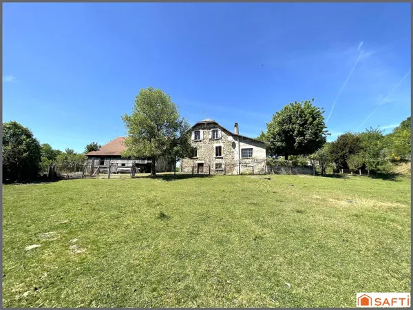 Maison de pierre avec grange sur grande propriété