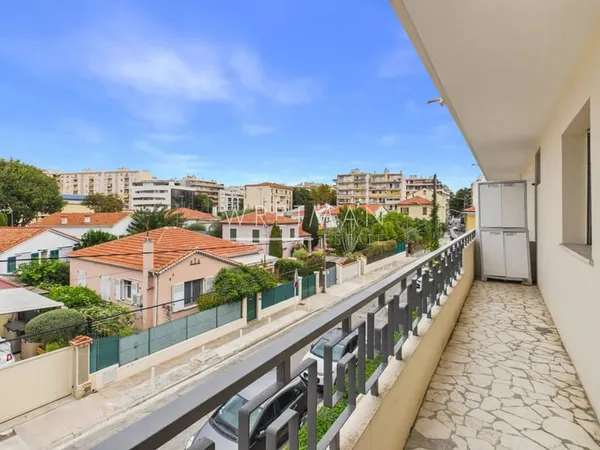 Appartement 3 pièces avec balcons - Antibes Centre