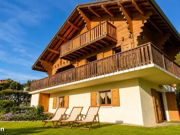 Chalet à Saint-Jorioz avec vue panoramique sur le lac d'Annecy, terrain de 1 350 m² et studio indépe