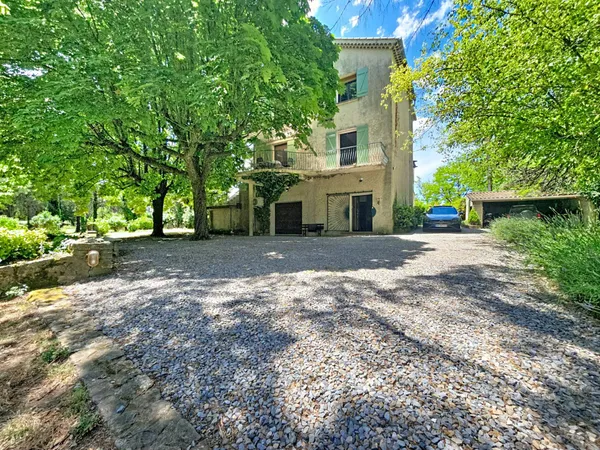 Un véritable domaine en pleine nature, sans voisinage ni nuisance, sur plus de 2,5 hectares de terra