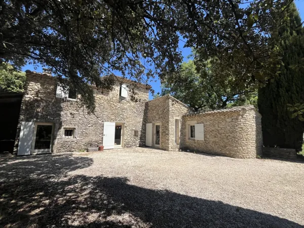 Mas ancien en pierre sur grand jardin arboré Grignan