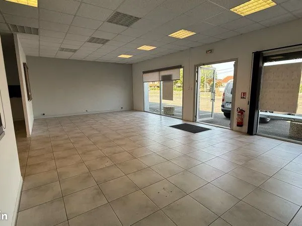 À la location 150 m2 de local professionnel