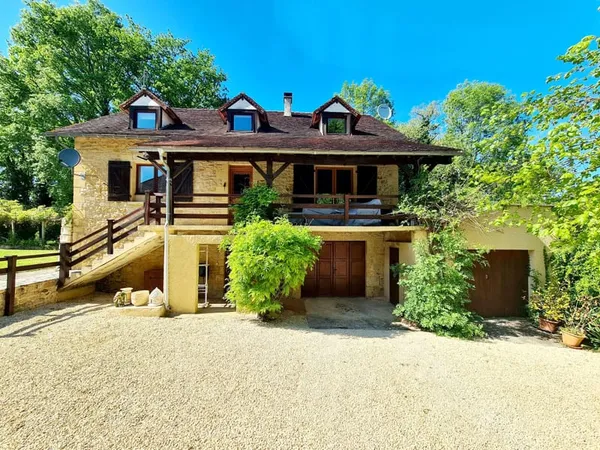 Charmante maison, 2 chambres avec piscine et terrain