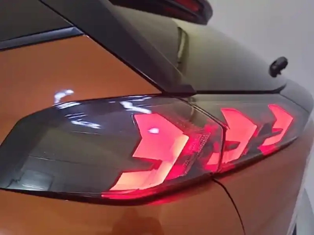 Peugeot 2008 puretech 100 s&amp;s bvm6 — photo 17
