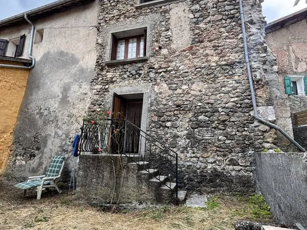 Valserres, maison de village T3 et jardinet