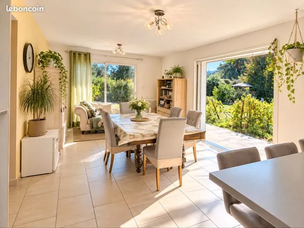 Bas de villa avec grand jardin arboré