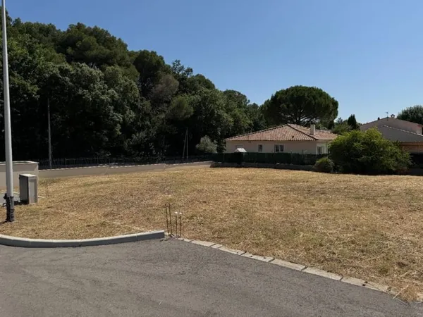 Terrain 715 m²
