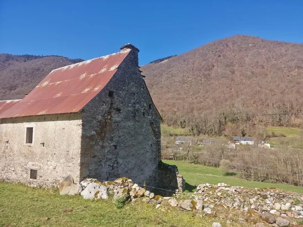 Ancienne maison habitation et grange à restaurer