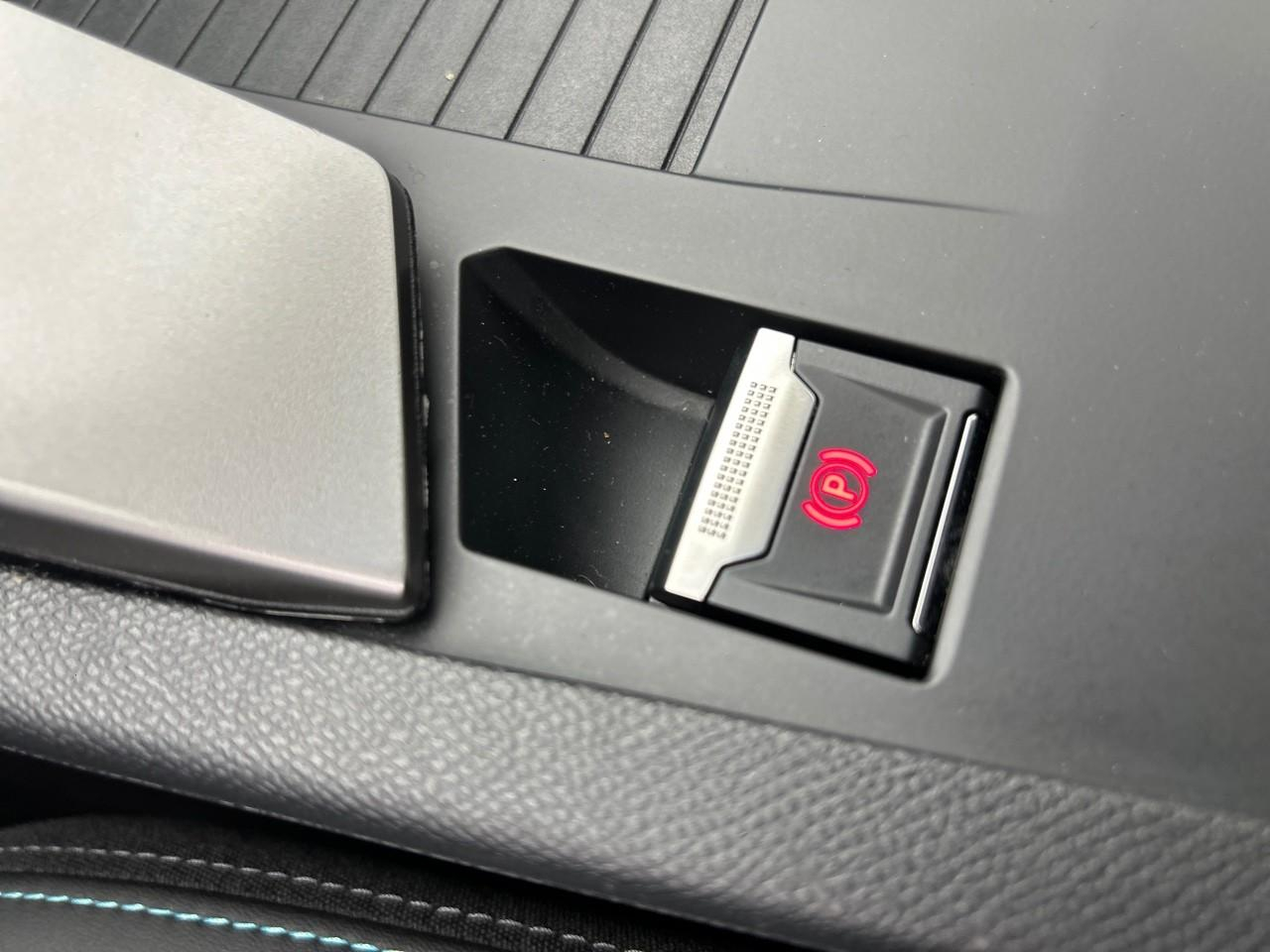 Peugeot 308 hybrid 136 e-dcs6 allure — photo 19