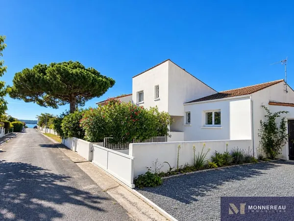 MAISON PROCHE COMMERCES ET 200 M DE LA PLAGE