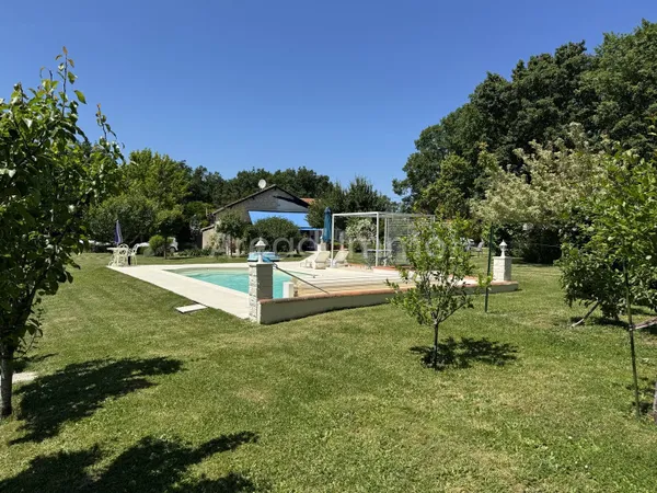 Superbe maison avec piscine, vue dégagée, au calme, sans voisin proche.