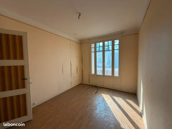 Paris 20e, Saint-Fargeau. 30 m² à rénover, 3e étage avec ascenseur, sans vis-à-vis