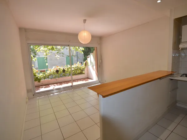 Loue appartement 30m² Avignon 2ème étage résidence calme proche Place des Corps Saints