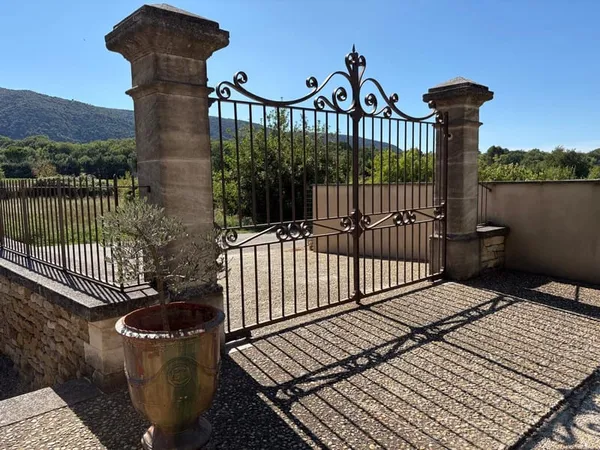 Mas ancien restauré à vendre à Oppède avec une cour intérieure jardin, un bassin piscine et une bell