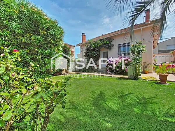 Maison de caractère plain-pied (106 m² surface utile totale avec dépendances), jardin paysager et ga