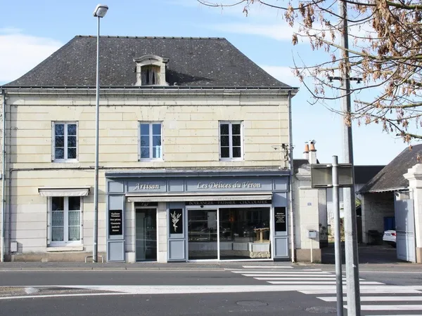 Situé au coeur de Beaumont en Véron local commercial compren