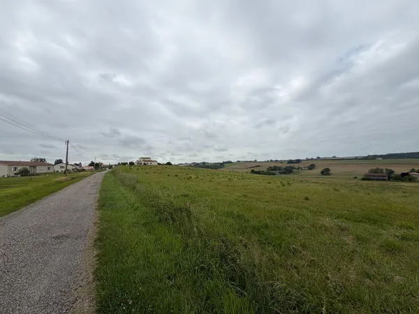Terrain à bâtir de 1341m2, vue dégagée sur la campagne