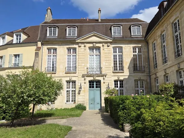 Appartement 2 pièces de 54 m² dans résidence historique au 1er étage à Mantes-la-Jolie