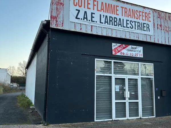 À LOUER - Local commercial / professionnel polyvalent de 170 m² - Emplacement premium à Pineuilh (33