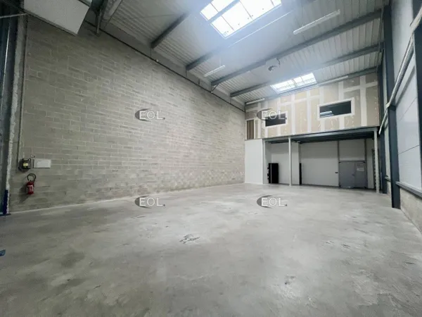 Entrepôt 472 m²