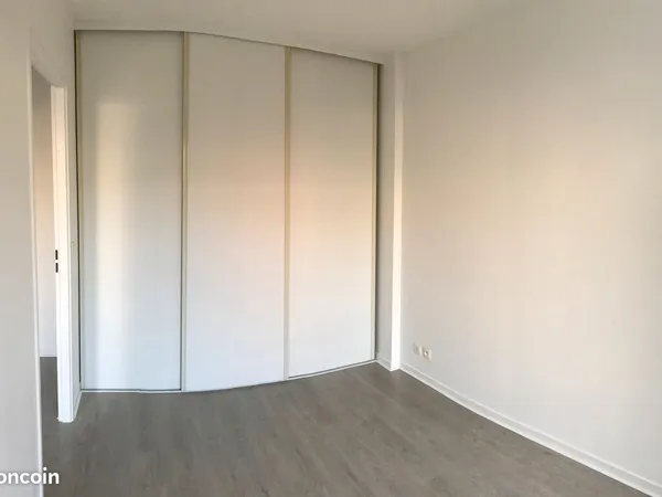 SURESNES CENTRE - Super T2 39,80 m2 - Calme absolu sur jardin - Ascenseur & Cave