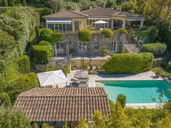 MOUGINS - VILLA PROVENCALE - A PIED DU VILLAGE