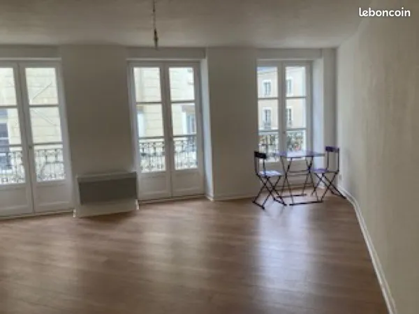 À louer studio rénové centre ville Château Gontier