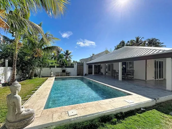 VILLA A DEUX PAS DU LAGON DE L'ERMITAGE