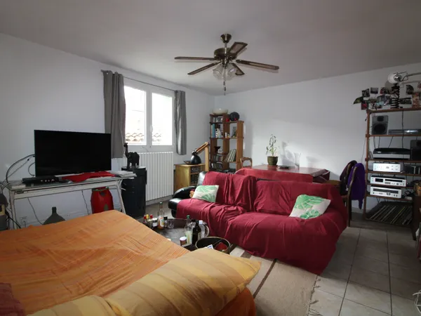 MAISON DE VILLAGE 6 CHAMBRES. 130 m2 habitable + 54 m2 de caves.