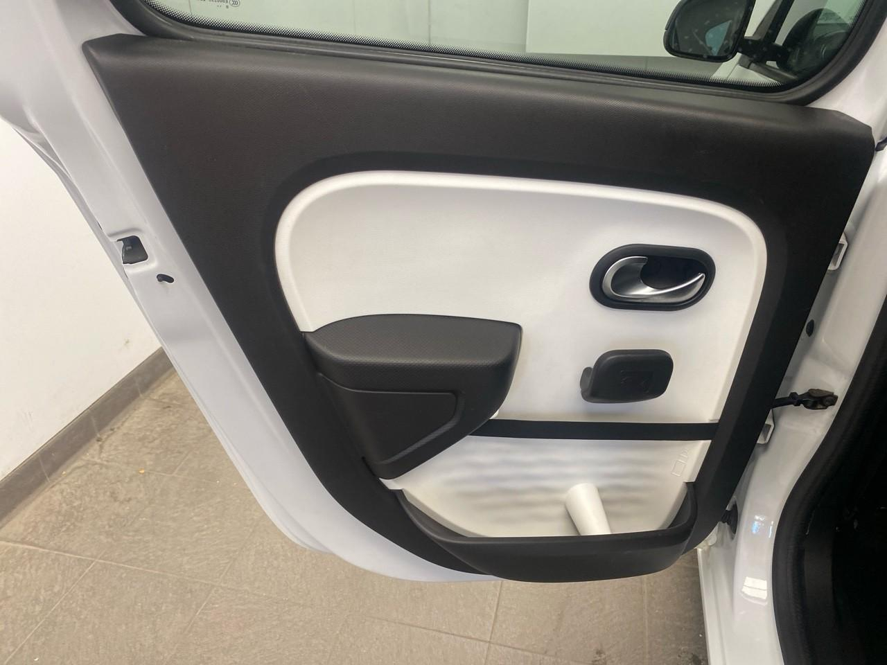 Renault Twingo iii tce 95 edc signature — photo 19