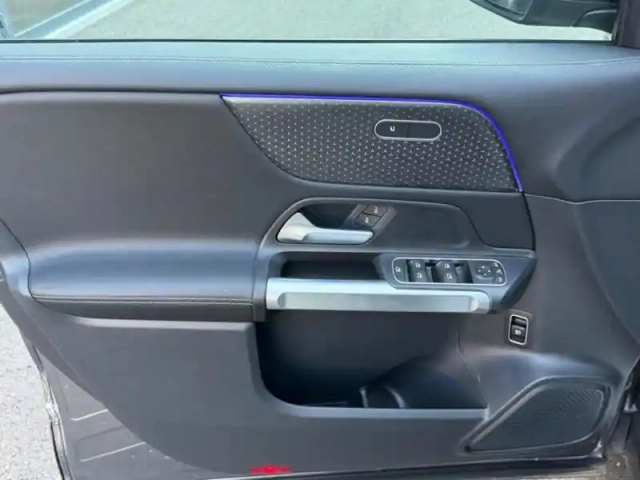 Mercedes Glb 200 d progressive line — photo 33