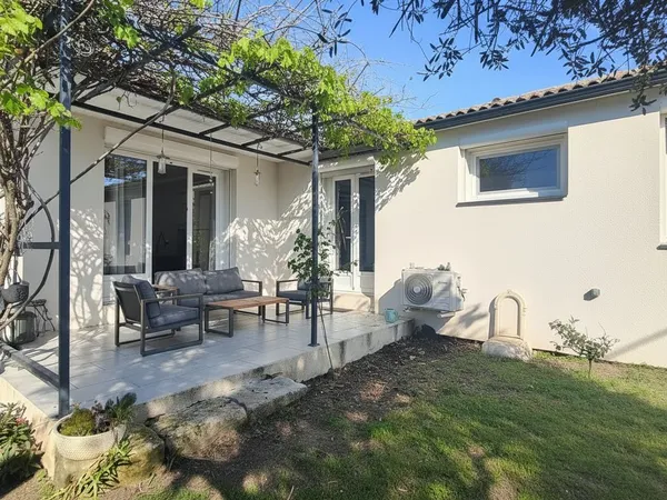 Maison plain pied , cSur de village avec jardin