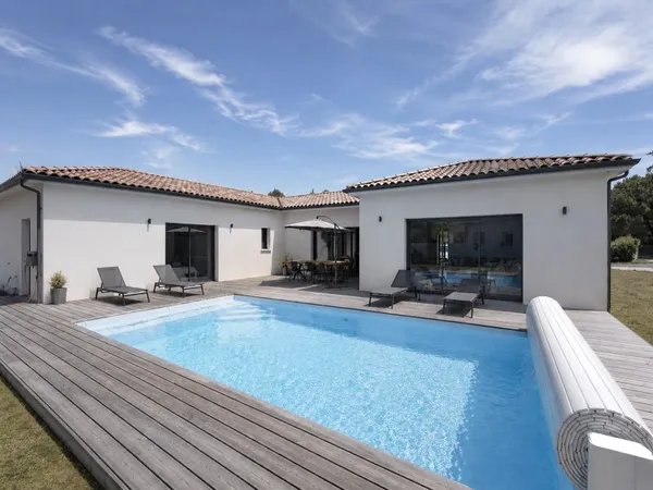 Villa neuve de standing avec piscine